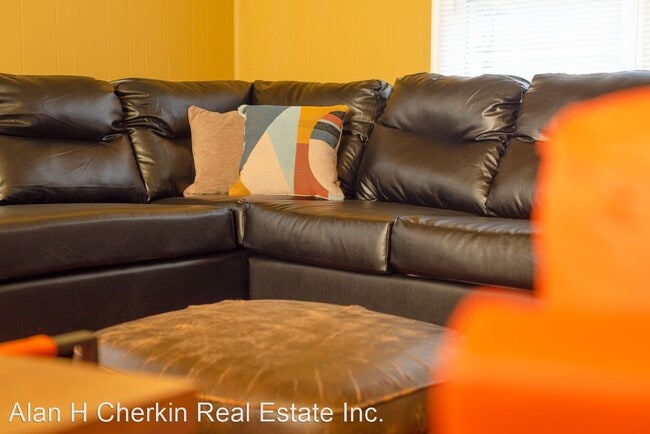 Building Photo - 3 br, 1 bath House - 4 East Miller Road