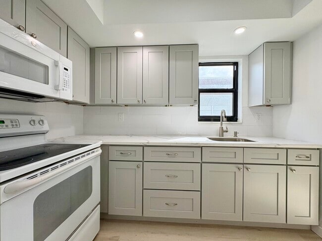 Building Photo - 305 SE 9th Ave