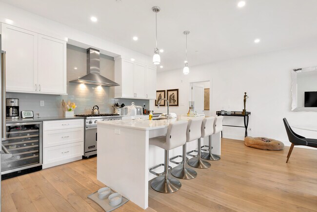 Building Photo - 8 Boulevard W