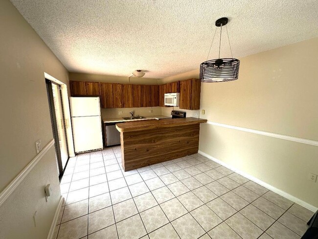 Building Photo - 1006 10th Ln