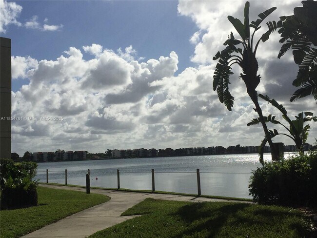 Building Photo - 110 Lake Emerald Dr