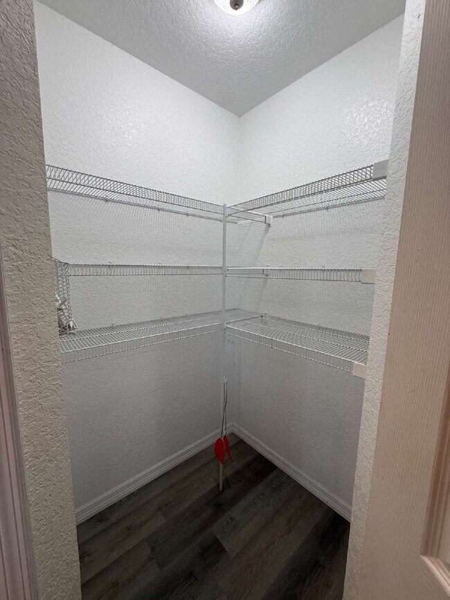 Building Photo - 3-bedroom, 2-bathroom