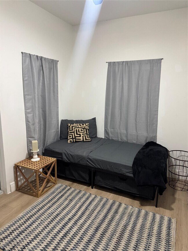 Building Photo - 1011 Sharar Ave