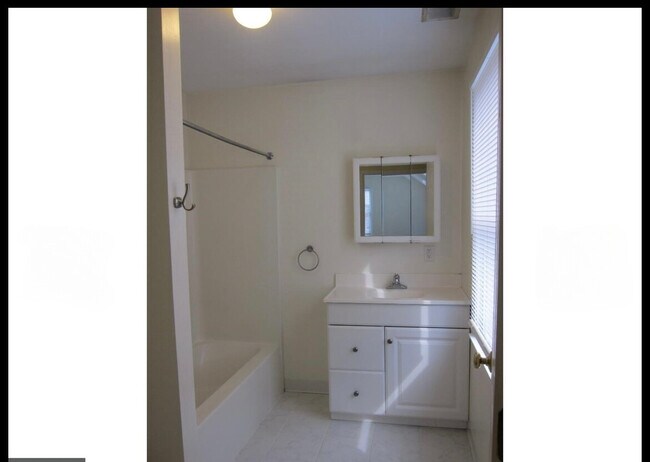 Building Photo - 20 W Franklin Ave