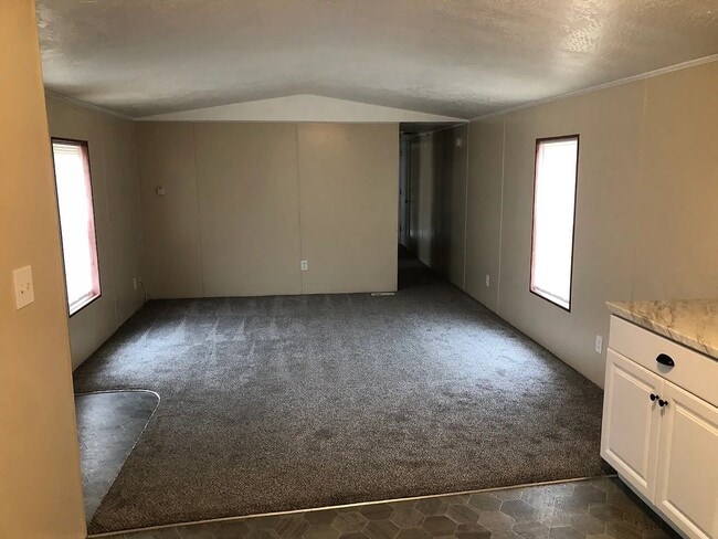 Building Photo - Great 2 bedroom 1 bathroom home in North Pointe!