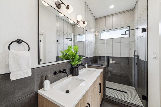 Building Photo - 415 Clearwater St