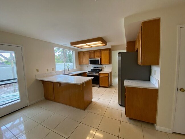 Building Photo - Spacious 4 bed/3 Bath in Oceanside!