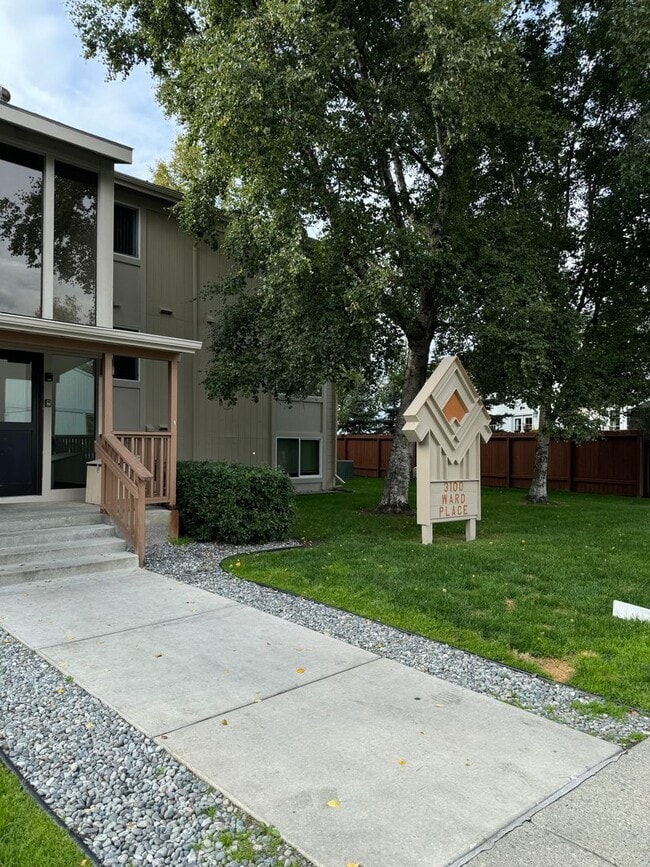 Building Photo - Bottom floor unit close to airport