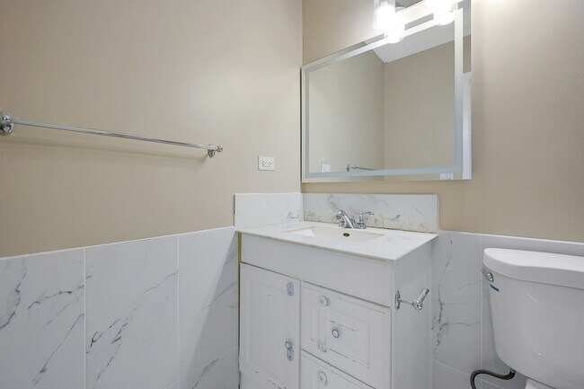 Building Photo - 1356 Larchmont Dr