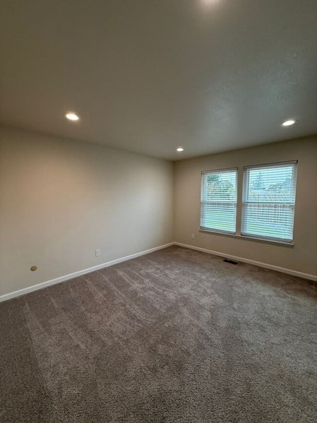 Building Photo - 3 Bedroom/2 Bathroom Home Available in Rincon Valley!