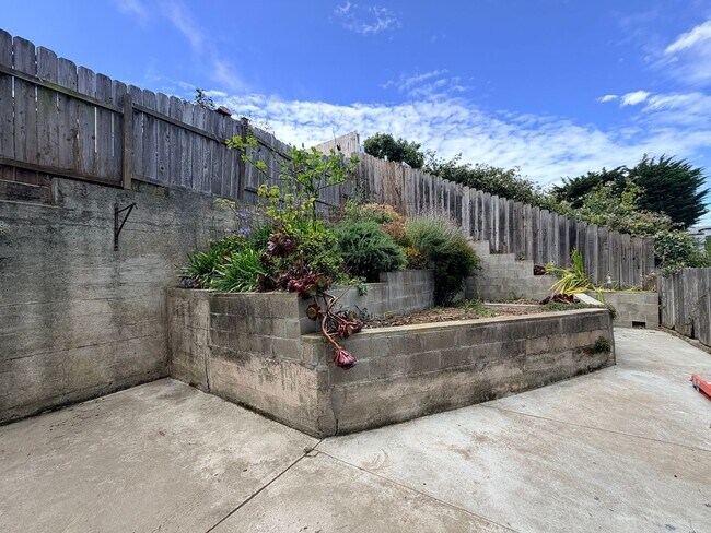 Building Photo - Charming Single Family House Across from McLaren Park