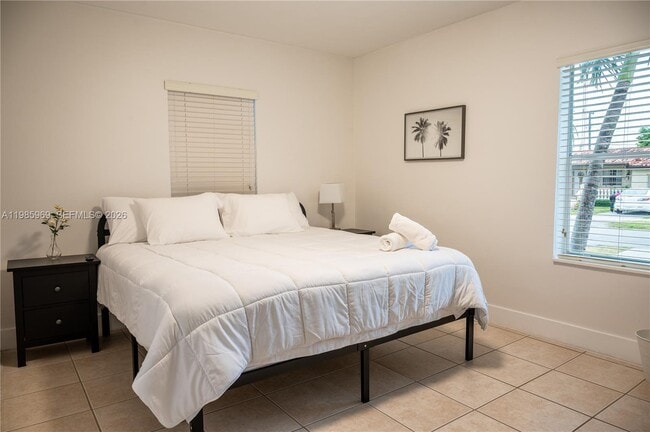 Building Photo - 4821 SW 5th St