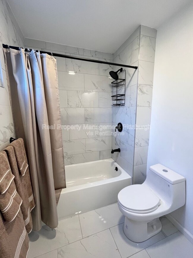 Building Photo - 2019 E Beckert Ave