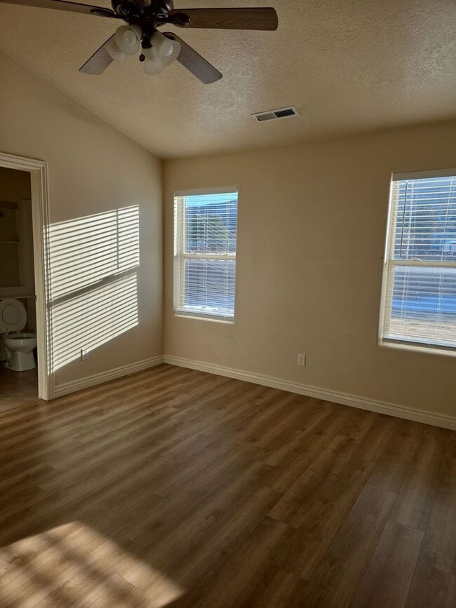 Building Photo - Northern View Subdivision Townhome