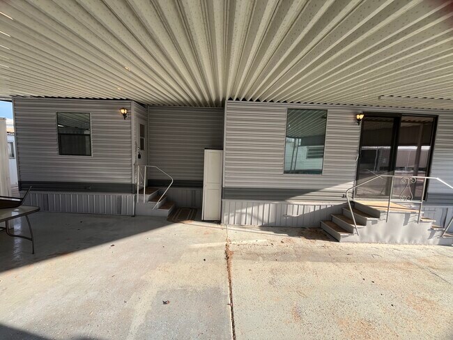 Building Photo - 303 N Lindsay Rd