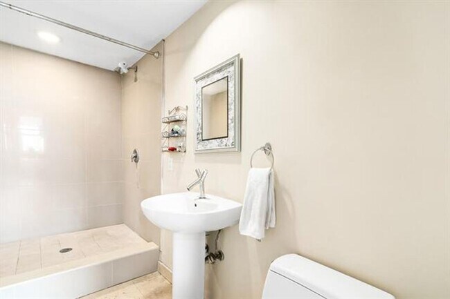 Building Photo - 18911 Collins Ave