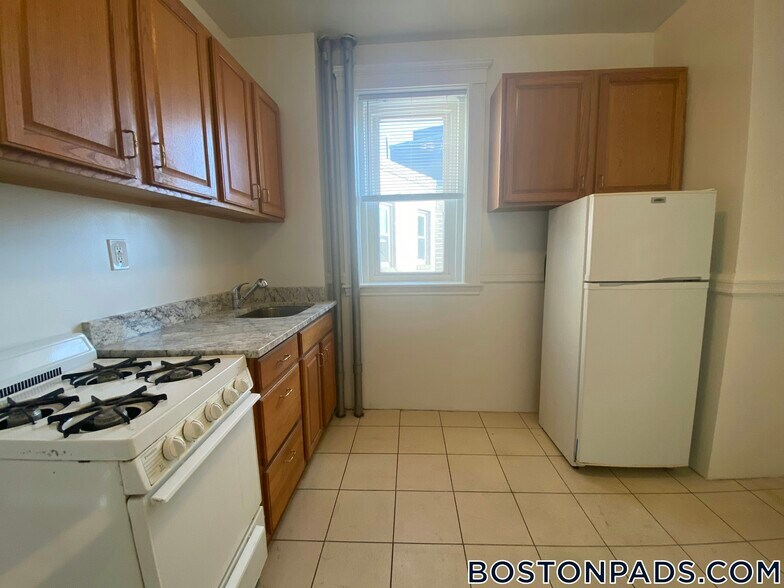 Building Photo - 143 Park Dr