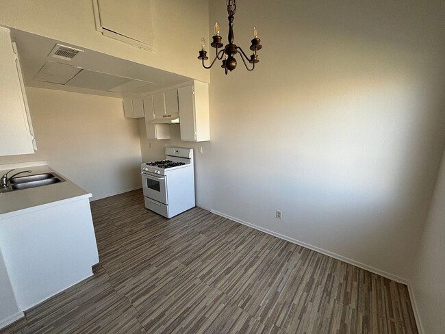 Building Photo - Modern and Spacious 3-Bedroom Townhome in ...