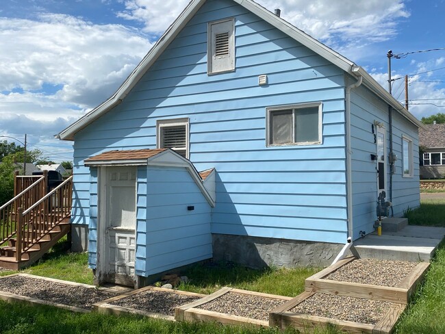 Building Photo - 1 bedroom, 1 bath Single Family House for ...