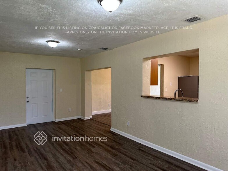 Building Photo - 10805 SW 142nd Ln