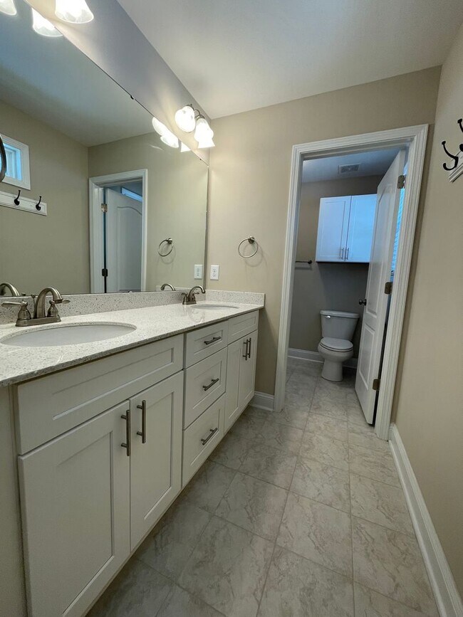Building Photo - 3 Bedroom 3 Bathroom in Haymount! Pets okay