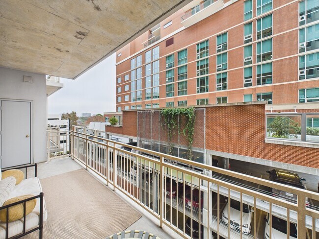Building Photo - 2520 Robinhood St