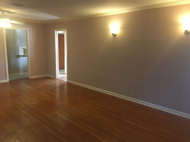 Building Photo - 130 Rolling Green Dr