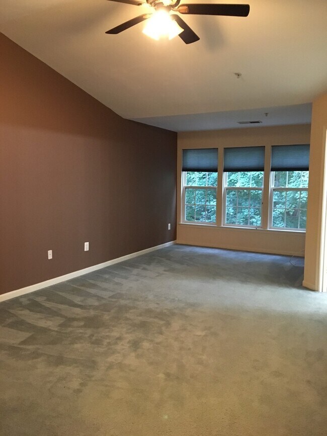 Building Photo - SPACIOUS TOWNHOUSE IN GERMANTOWN