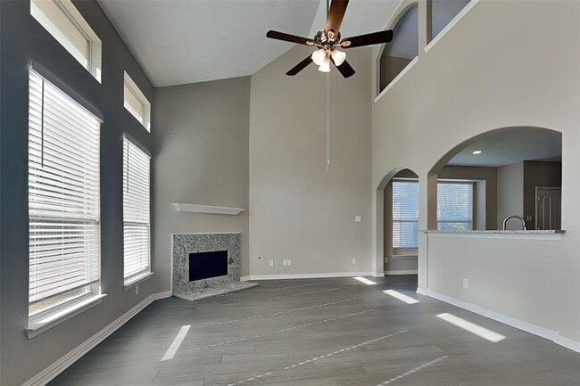 Building Photo - 8000 N Tarrytown Crossing Dr