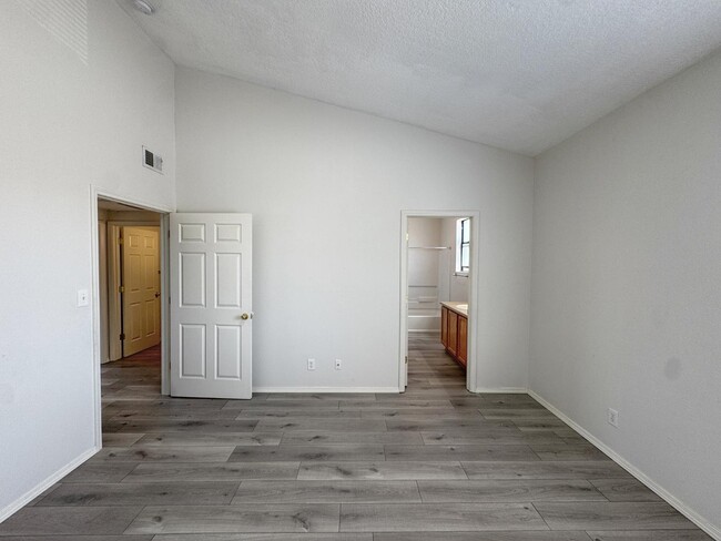 Building Photo - 1105 Meadowlark Way SE