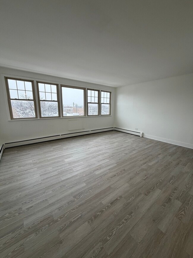 Building Photo - 7200 N Claremont Ave