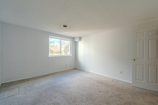 Building Photo - 255 North Rd