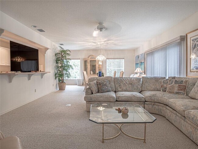 Building Photo - 920 E Lake Dr