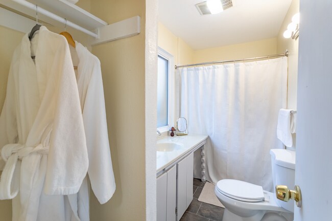 Building Photo - Spacious Updated Unit of Quadplex Availabl...