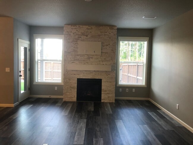 Building Photo - Gorgeous Townhome