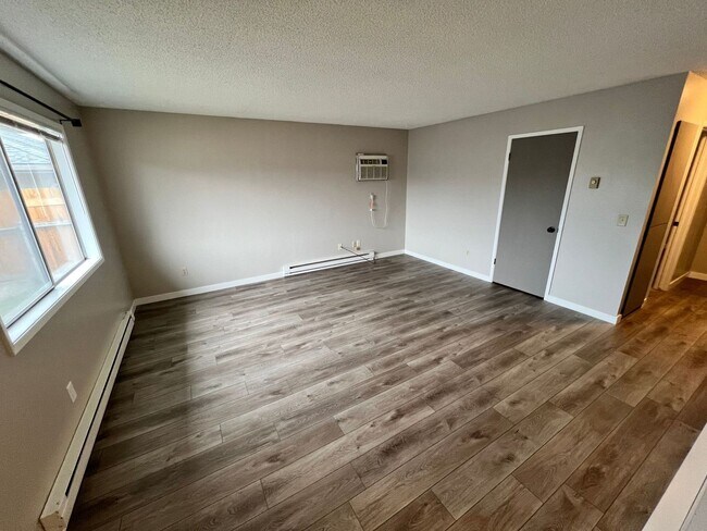 Building Photo - FIRST MONTHS RENT AND DEPOSIT ONLY! 2 Bed/1 Bath Apartment in Clarkston WA