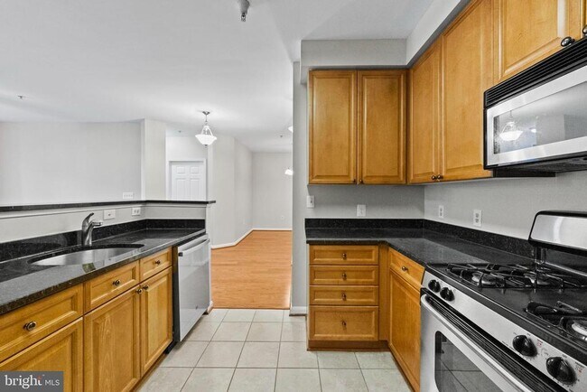 Building Photo - 801 S Greenbrier St