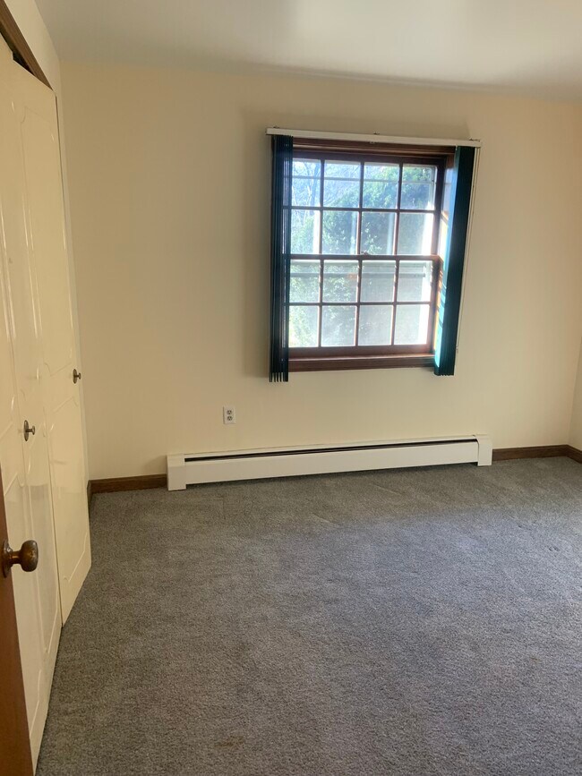 Building Photo - 1166 Middle Tpke W