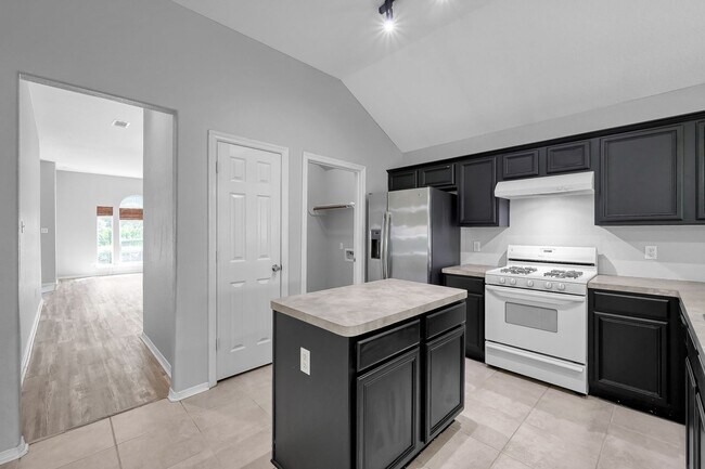Building Photo - Cozy and quiet 4 bed 2 bath
