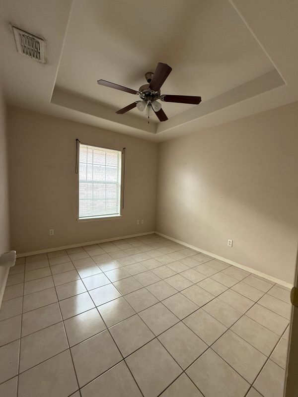 Building Photo - 2302 W Candlelight Ln