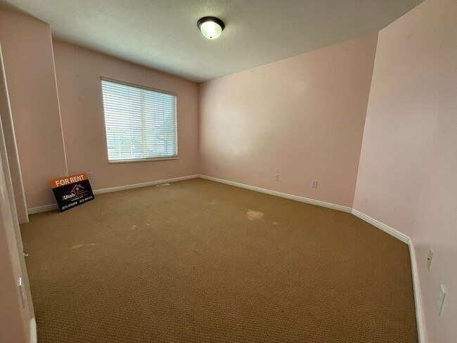 Building Photo - 6 bedroom 3 1/2 bathrooms 2 car garage Lar...
