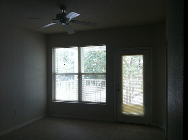 Building Photo - 1004 Hemingway Cir
