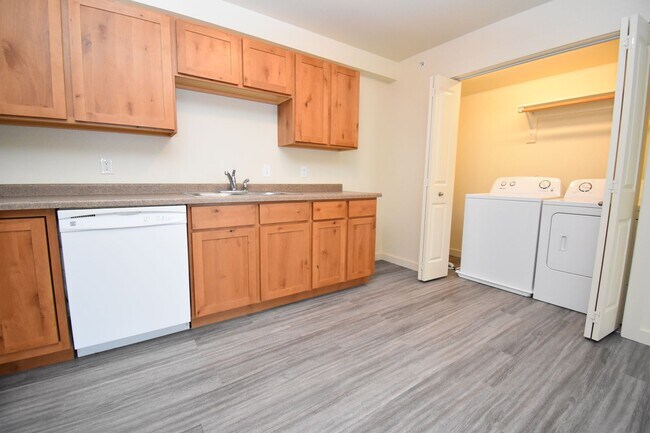 Building Photo - Centrally Located Second Floor 2b w/ Priva...