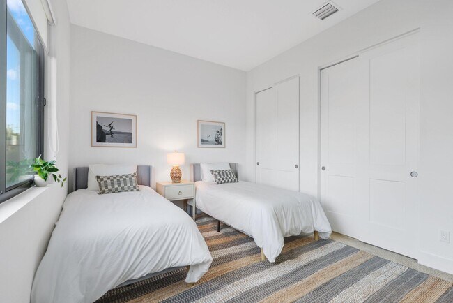 Building Photo - 2201 Florida Blvd