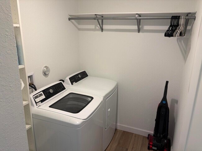 Building Photo - 4181 Lagoon Shore Dr