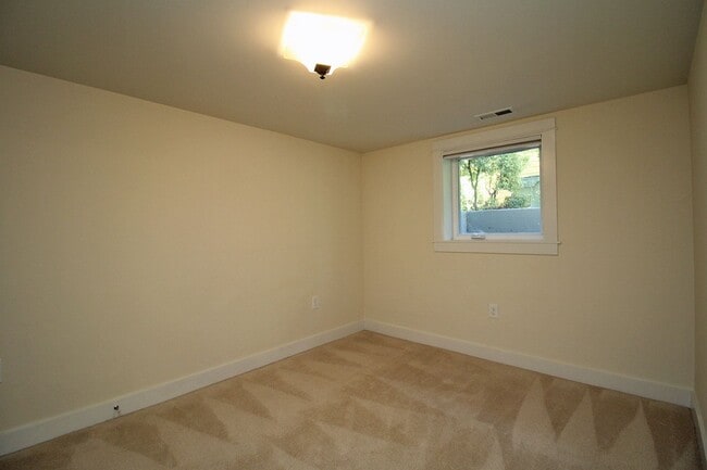 Building Photo - Beautifully Updated 5 Bedroom/3.5 Bath Irvington Craftsman Bungalow!