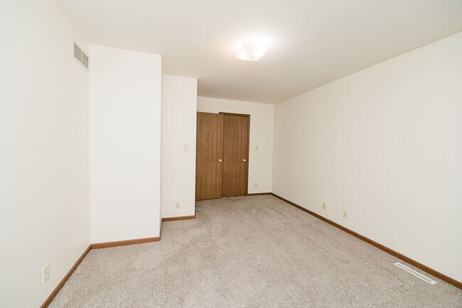 Building Photo - 2 bedroom / 1.5 bathroom Townhome in Chest...