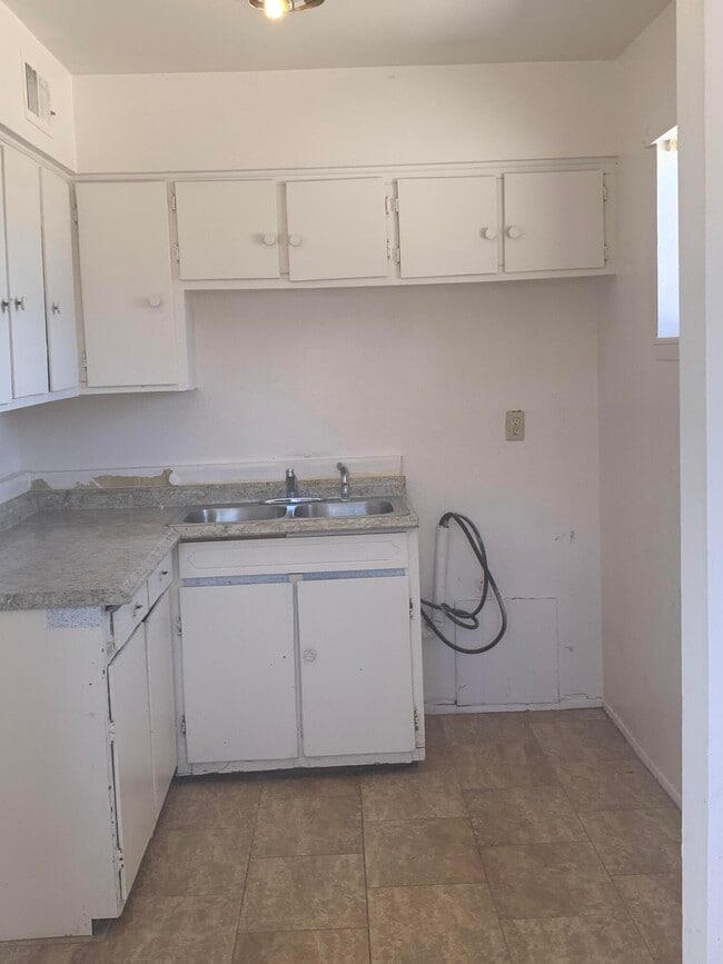 Building Photo - 703 Hilton Ave