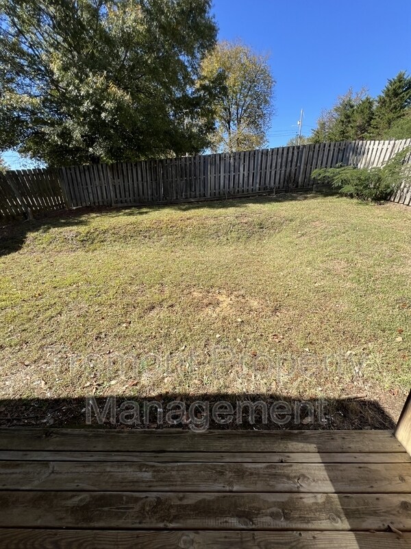 Building Photo - 607 Snow St