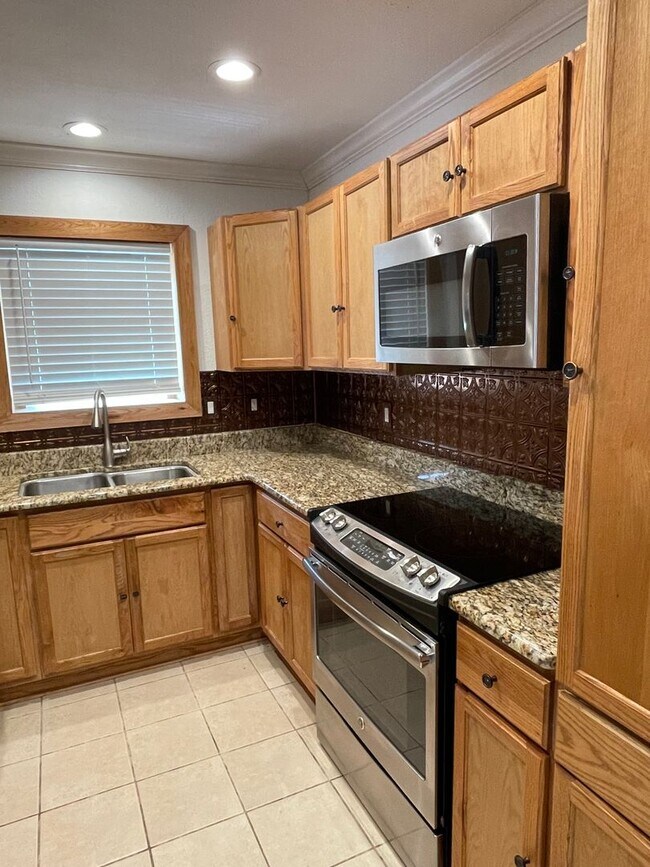 Building Photo - Split level home in West Lampasas